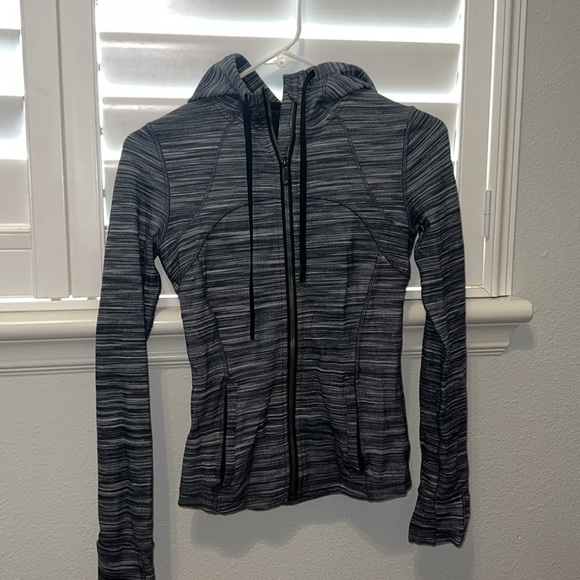 Lululemon define jacket with hood size 4 - Picture 3 of 3